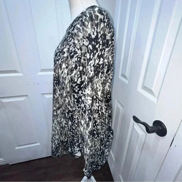 Kim and Cami Abstract print, blouse, long sleeve shirt, ruffled side splits - Picture 3 of 8